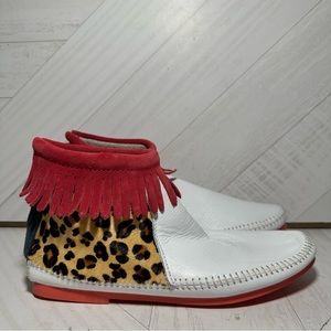 Women’s Minnetonka Leopard Back Zip Hardsole Boot size 8 booties
